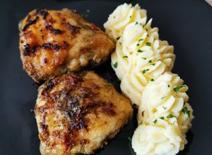 Sült csirkecomb zöldfűszeres pácban recept fotója