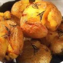 A picture of beaten potatoes (portuguese batatas a murro ).