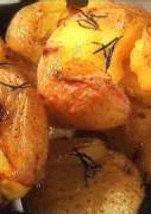 A picture of beaten potatoes (portuguese batatas a murro ).