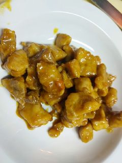 Una foto de Cerdo a la naranja estilo chino con fideos de arroz