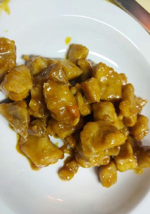 Una foto de Cerdo a la naranja estilo chino con fideos de arroz