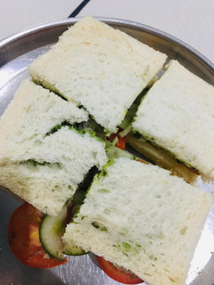 વેજીટેબલ સેન્ડવીચ (Vegetable Sandwich Recipe In Gujarati) રેસીપી મુખ્ય ફોટો