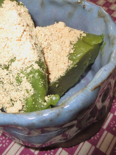 A picture of Cake Flour-Based Matcha Warabi Mochi.