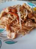 Chow mein de pollo (fideos chinos fritos con pollo)
