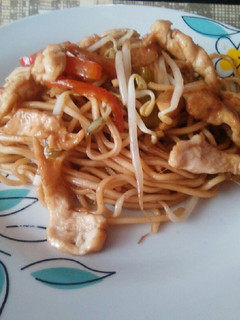 Una foto de Chow mein de pollo (fideos chinos fritos con pollo)