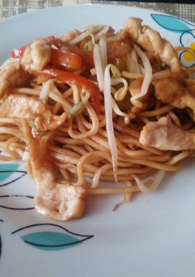 Una foto de Chow mein de pollo (fideos chinos fritos con pollo)
