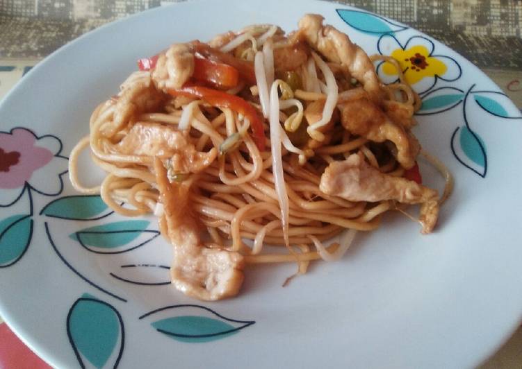 Chow mein de pollo (fideos chinos fritos con pollo)