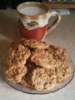 A picture of Macs chocolate chip oatmeal cookies.