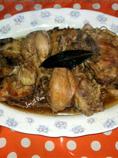 Una foto de Pollo de corral en salsa. Receta clásica
