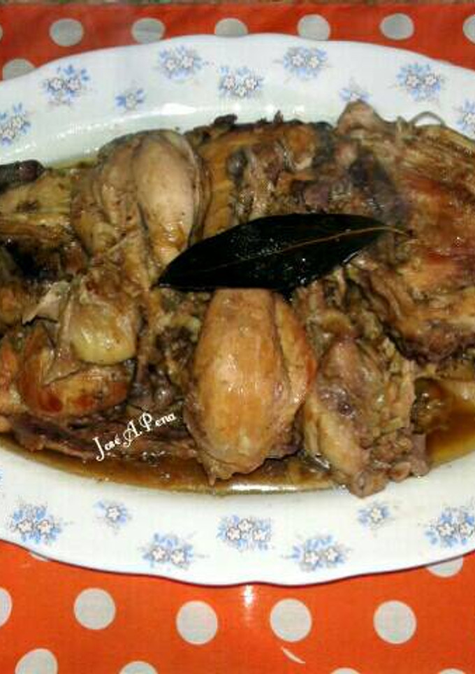 Una foto de Pollo de corral en salsa. Receta clásica
