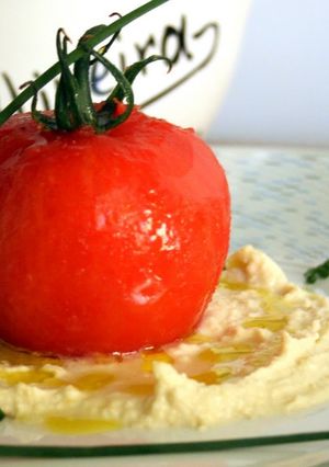 Foto principal de Tomate relleno de bacalao al Pil Pil sobre humus
