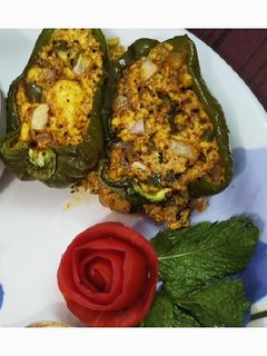 भरवां शिमला मिर्च (bharwa shimla mirch recipe in Hindi) रेसिपी मुख्य फोटो