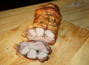 Una foto de ARROLLADO DE PERNIL DE CHANCHO ASADO. JON STYLE