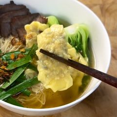 A picture of Wonton/Sui Cao Noodle Soup | Mì Sủi Cảo.