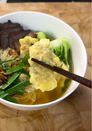 A picture of Wonton/Sui Cao Noodle Soup | Mì Sủi Cảo.