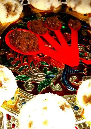 A picture of Idli with date palm jaggery-Coconut filling.