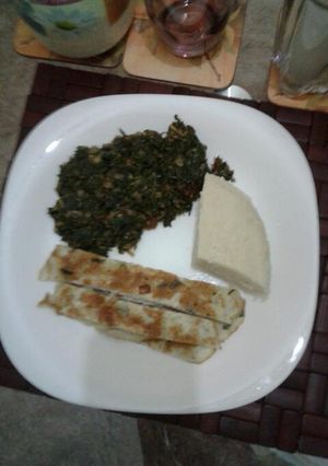 A picture of Ugali omelette and fried kale.