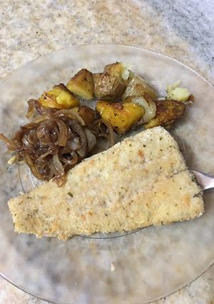 Una foto de Filet empanado con cebolla caramelizada