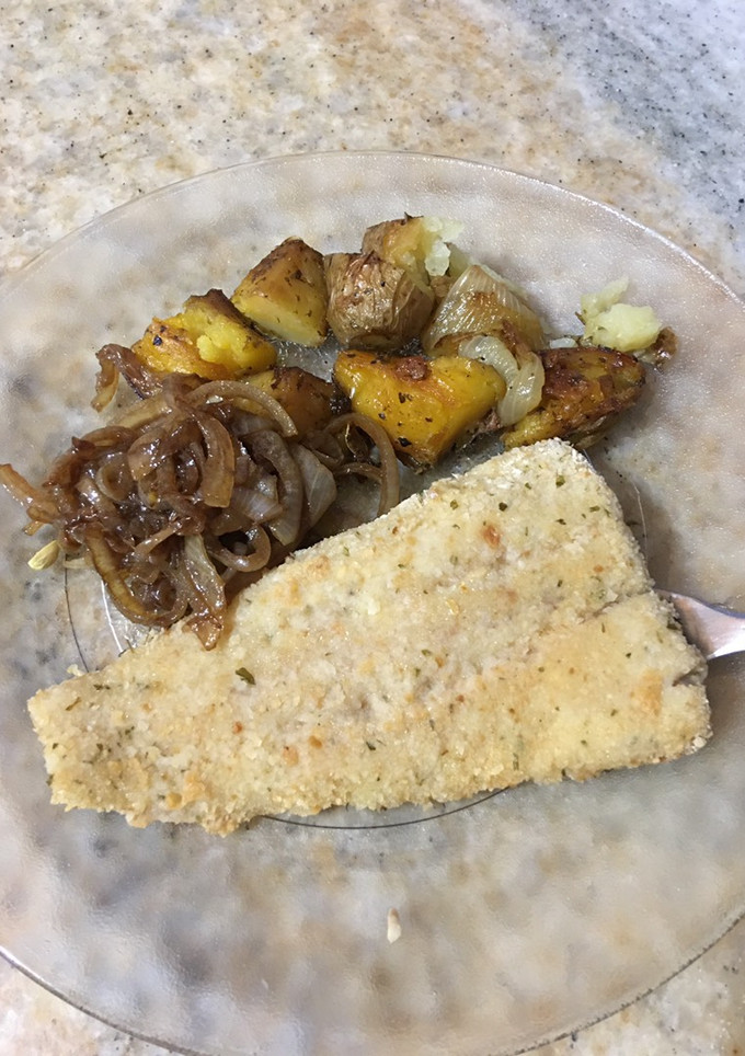 Una foto de Filet empanado con cebolla caramelizada