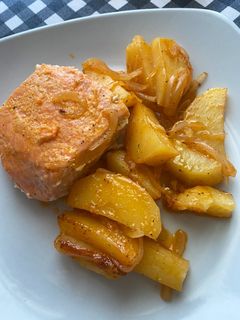 Una foto de Salmón al horno con patatas