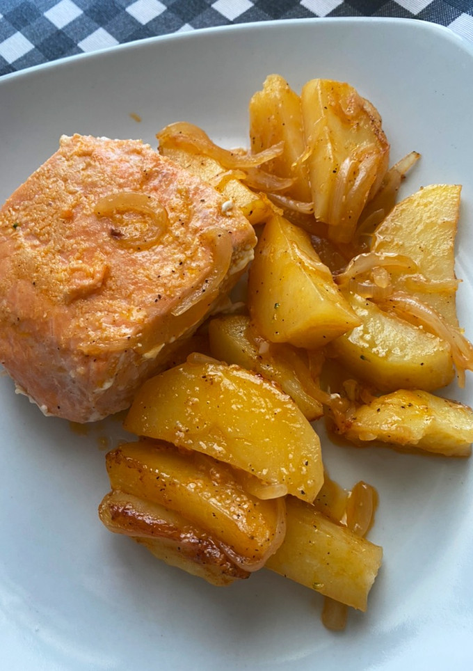 Una foto de Salmón al horno con patatas