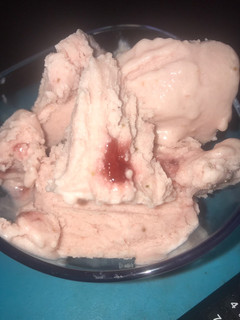 Una foto de Helado de Chocolate Blanco y fresa 🍓