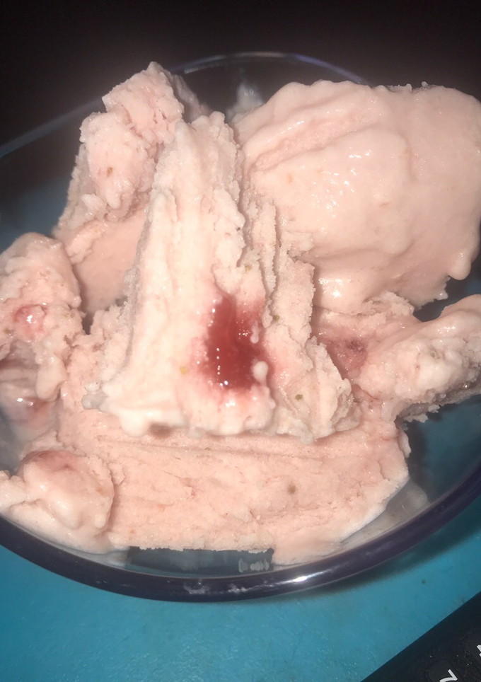 Una foto de Helado de Chocolate Blanco y fresa 🍓