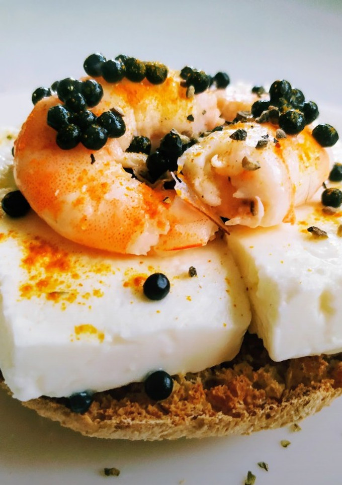 Una foto de Tosta con queso feta y langostinos