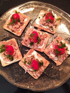 Φωτογραφία της συνταγής Cream crackers με τυρί κρέμα και καπνιστό τόνο