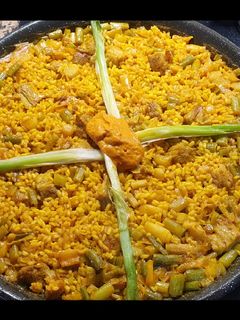 Una foto de Arroz de secreto ibérico, calçots y ajos tiernos