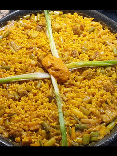 Una foto de Arroz de secreto ibérico, calçots y ajos tiernos