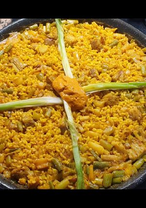 Una foto de Arroz de secreto ibérico, calçots y ajos tiernos