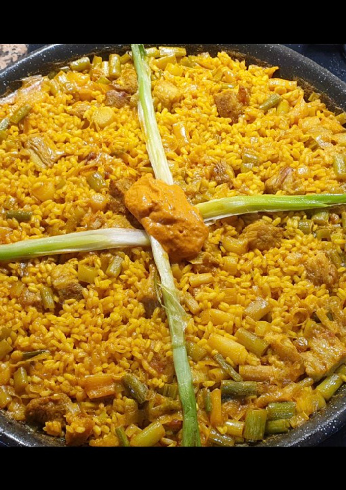 Una foto de Arroz de secreto ibérico, calçots y ajos tiernos
