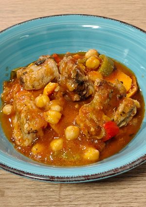 Una foto de Costillas con garbanzos y boniato en tomate