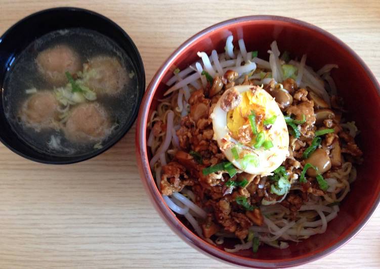 mie ayam jamur (chicken mushroom with egg noodle)