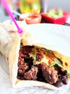 Una foto de Tacos de res con queso 👍🇵🇪
