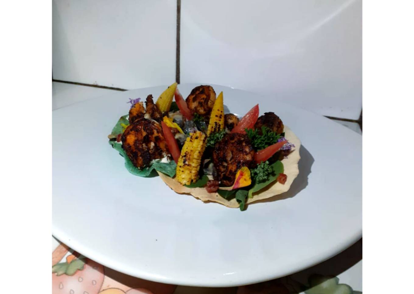 Tostada bicolor de quelites acompaña de camarones estilo sinaloa y huitlacoches