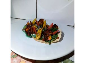 Una foto de Tostada bicolor de quelites acompaña de camarones estilo sinaloa y huitlacoches