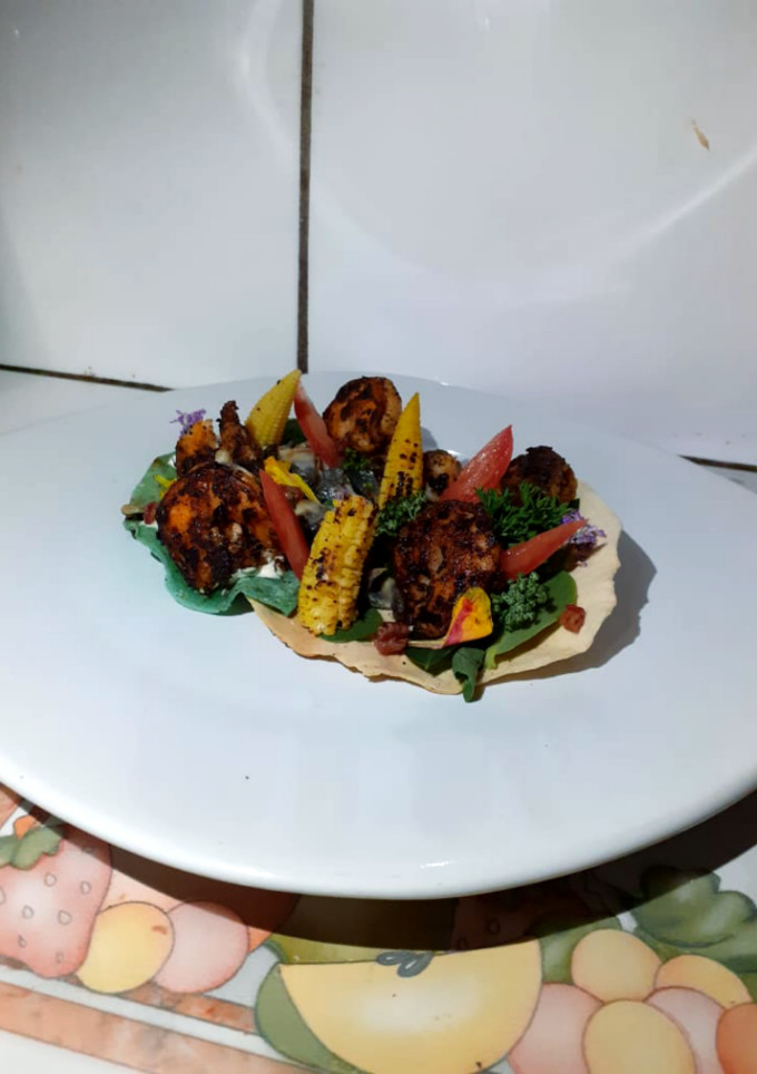 Una foto de Tostada bicolor de quelites acompaña de camarones estilo sinaloa y huitlacoches