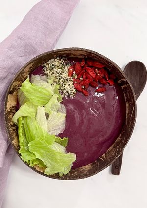 Una foto de Bowl Energético de Arándanos Silvestres, Açaí y Lechuga Verde