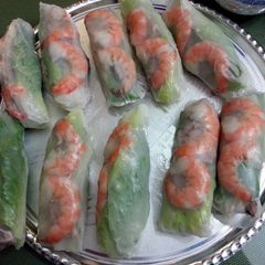 A picture of Vietnamese salad roll.