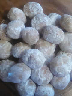 A picture of Mexican Wedding cookies.