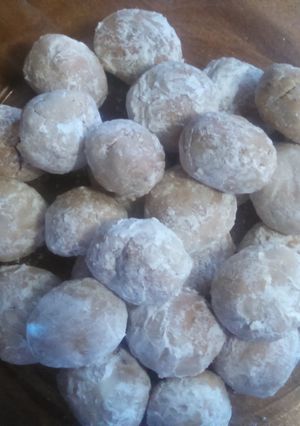 A picture of Mexican Wedding cookies.