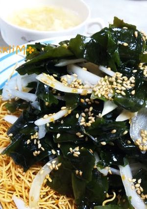 A picture of Crunchy Salad with Deep-Fried Yakisoba Noodles & Thick Soup.
