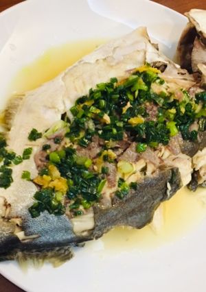 Hình của món Cá chim biển trắng hấp rưới mỡ hành.