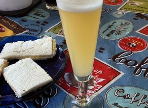 Una foto de Trago con ananá