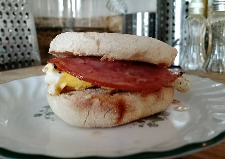 Ham &amp; Egg Breakfast Sandwich
