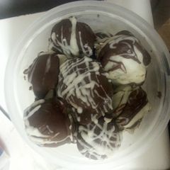 A picture of oreo cheesecake truffles.