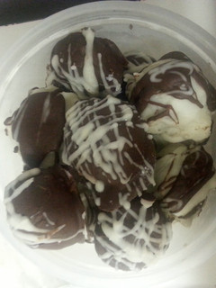 A picture of oreo cheesecake truffles.