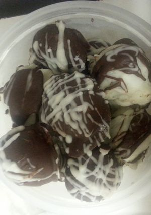 A picture of oreo cheesecake truffles.